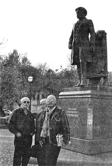 У памятника В И Сурикову с Савелием Ямщиковым и Никитой Михалковым правнуком - фото 10