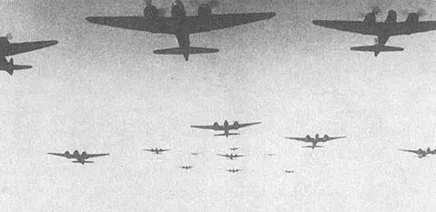 LG1 в воздухе 250кг бомбы подвешиваются на Bf110 Bf110 во время - фото 123