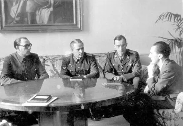 14 Министр пропаганды др Геббельс принимает в 1944 г генерала Власова - фото 26