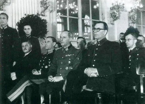 17 18 ноября 1944 г состоялось общественное собрание в Доме Европы в - фото 32