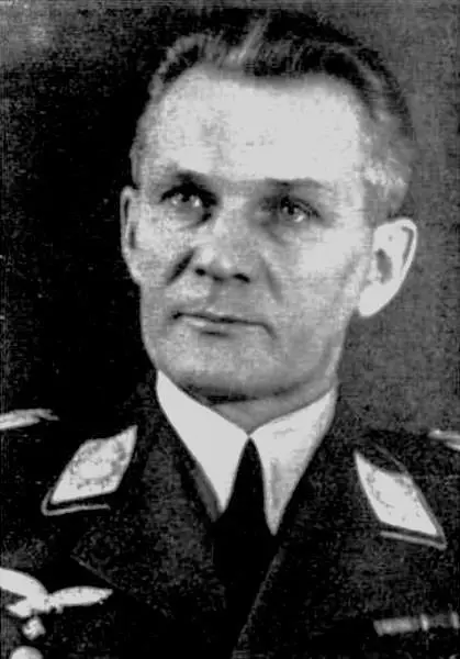 19 Наверху генералмайор Виктор Иванович Мальцев начальник ВоенноВоздушных - фото 35