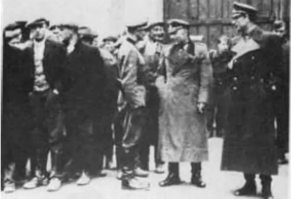 21 4 мая 1945 г в местечке Бераун под Прагой Справа генерал Власов - фото 40