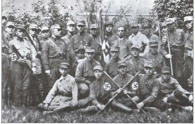 Йозеф Геббельс среди штурмовиков в Веймаре 1926 г Тем не менее партия - фото 20