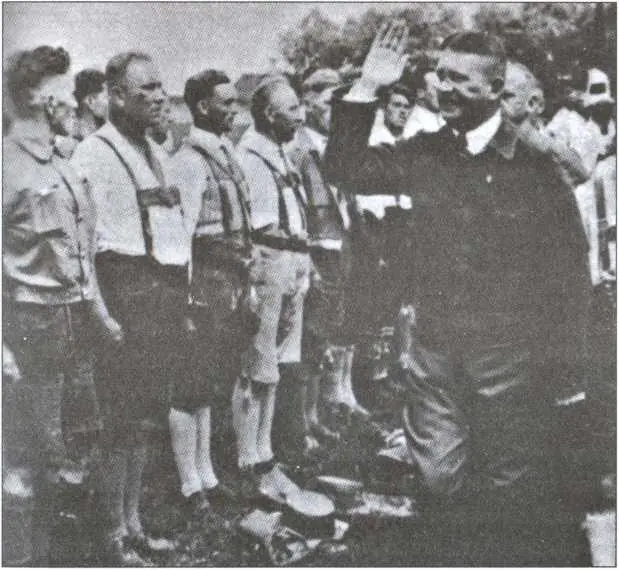 Эрнст Рем обходит строй СА в гражданской одежде 1931 г 25 января 1932 г - фото 30