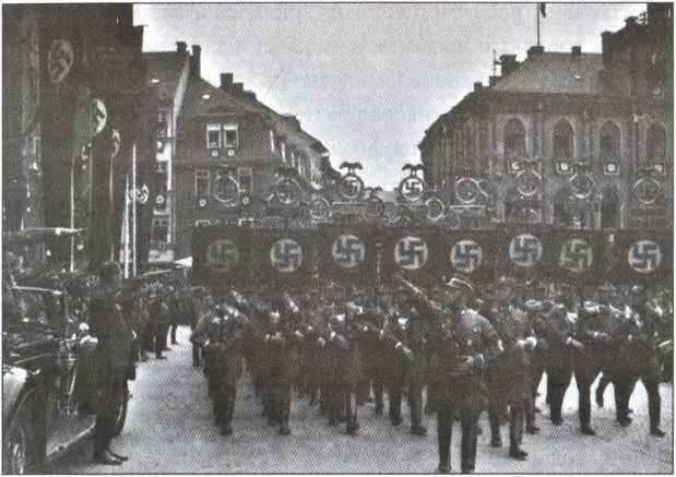 Штандарты СА проходят мимо А Гитлера С июля 1933 г во всех территориальных - фото 40
