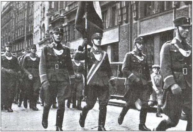 Штандарт СА Фельдхернхалле на марше 21 июня 1934 г Гитлер посетил президента - фото 52