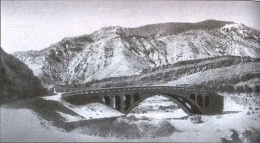 Типичный иранский пейзаж В пригороде Исфахана Иранская кавалерия - фото 6