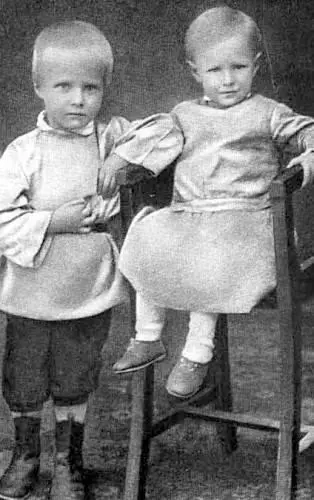 M Фрунзе с сестрой Клавдией 1889 год Дом в Пишпеке где родился М - фото 3