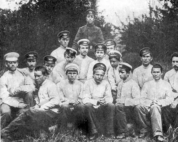 M Фрунзе в центре с одноклассниками Верный 1903 год M Фрунзе в год - фото 7