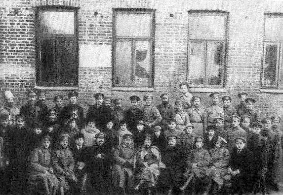 М Фрунзе среди работников городской народной милиции Минск 1917 год В - фото 34