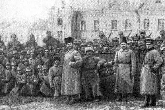M Фрунзе среди бойцов ИвановоВознесенского полка 1918 год М Фрунзе и М - фото 36