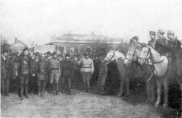 М Фрунзе и М Калинин принимают парад в Оренбурге 1919 год В И Чапаев - фото 37