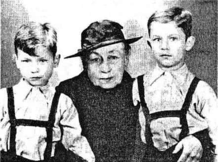 Анастасия Дмитриевна ГрузевичНечай со своими внуками Михаилом слева и - фото 31