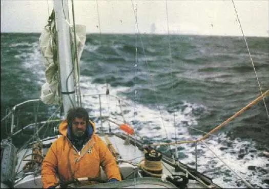 В 1974 году Карло Маури участвуя в кругосветных парусных гонках подходит к - фото 114