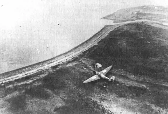 Самолет при посадке на острове Удд остановился у береговой черты 1936 г - фото 13