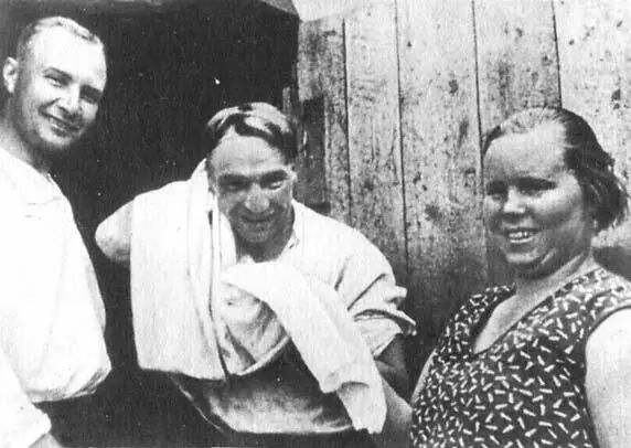 Местная жительница Ф А Смирнова разместила в своем доме героевлетчиков - фото 14