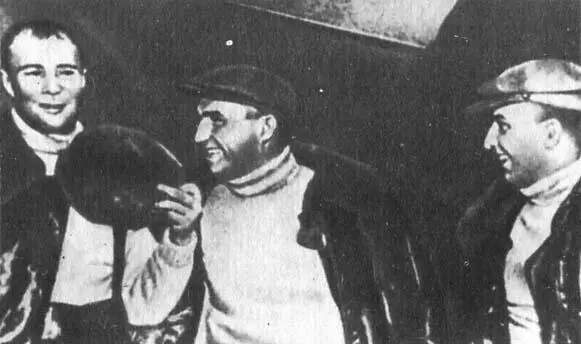 Впервые на американской земле Аэродром Ванкувер Июнь 1937 г Встреча с - фото 22