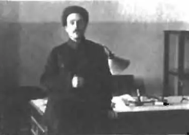 И И Ионов Бернштейн Бывший каторжник шурин Г Зиновьева директор - фото 17
