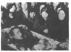 Близкие Сергея Есенина у гроба покойного Москва 30 декабря 1925 г - фото 42