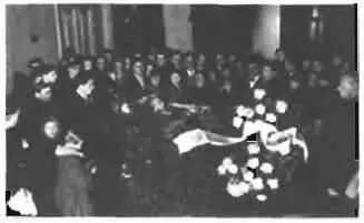 Прощание с С Есениным в Доме печати Москва 31 декабря 1925 г Рисунок с - фото 43