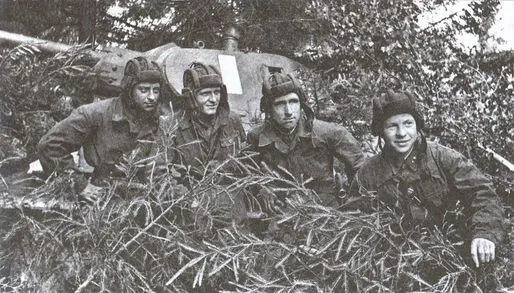 Отважный экипаж танка Т3476 слева направо башенный стрелок К Левин - фото 8