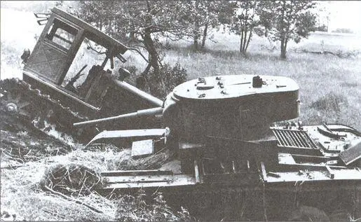 Подбитый советский танк Т26 образца 1933 года рядом брошенный - фото 9