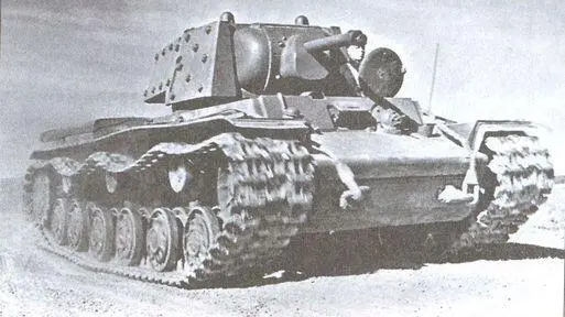Экранированный дополнительной броней тяжелый танк КВ 107й танковой дивизии - фото 11