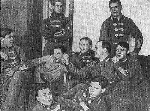 В П Чкалов среди товарищей в Борисоглебской школе военных летчиков 1922 г - фото 8
