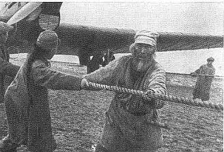 Жители острова Удд помогают перевезти самолет на взлетную полосу 1936 г - фото 22