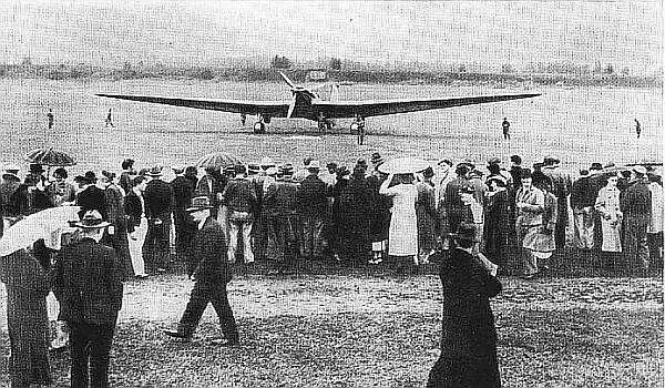 На аэродроме в Ванкувере 20 июня 1937 г А В Беляков В П Чкалов и Г Ф - фото 35