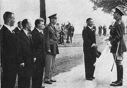 На военном параде в честь экипажа Чкалова Июнь 1937 г На аэродроме в - фото 38
