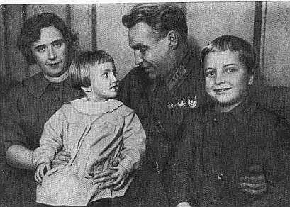 В П Чкалов с женой Ольгой Эразмовной сыном Игорем и дочерью Валерией 1937 - фото 46