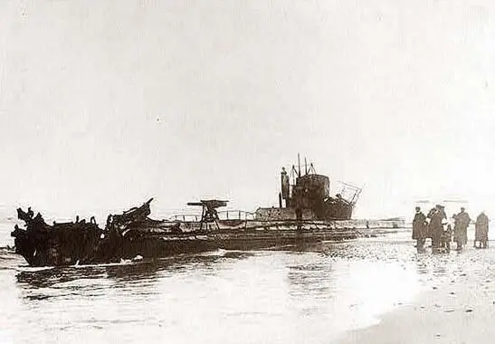 Подводная лодка U20 выброшенная на побережье Дании У основания мола у - фото 54