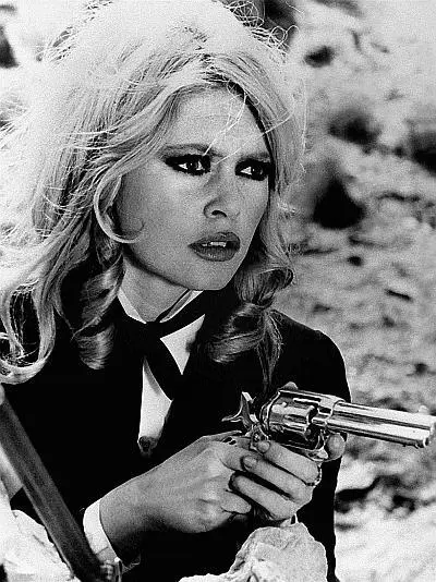 Брижит Бардо с пистолетом в руках кадр из кинофильма Шалако Германия 1968 - фото 7