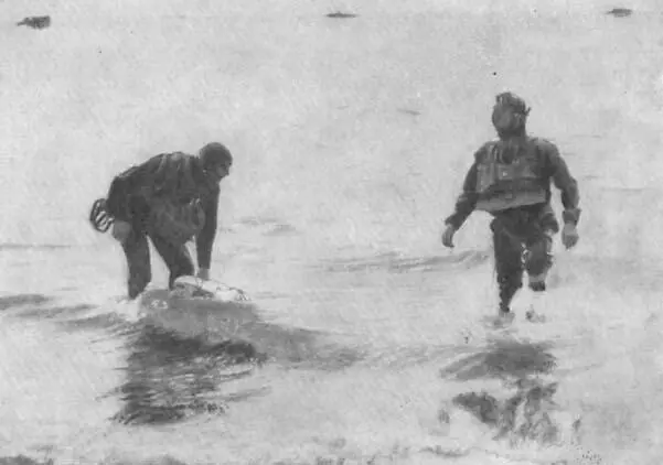Английские боевые пловцы на учениях Момент выхода пловцов на берег после - фото 18