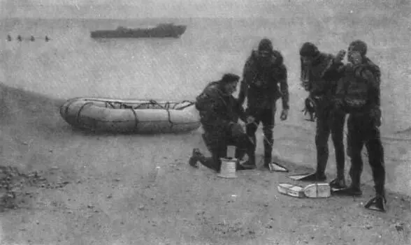 Момент выхода пловцов на берег после минирования подводного объекта Выполнив - фото 19