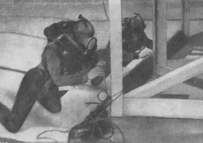 Боевые пловцы учатся прикреплять подрывные заряды к подводным препятствиям 1 - фото 26