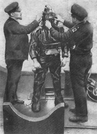 На борту катера два человека закрепляют маску на водителе управляемой торпеды - фото 28
