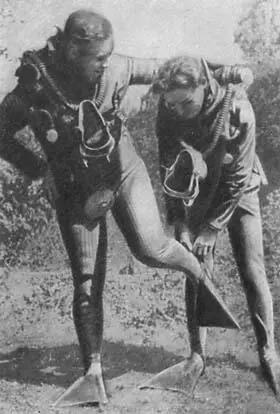 Английские боевые пловцы Один пловец помогает другому надеть ласты Боевой - фото 30