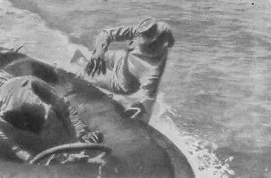 Боевой пловец бросается в воду боком чтобы не повредить прикрепленные за - фото 31