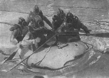 Боевые пловцы тренируются в плавании на надувной лодке Американская - фото 33