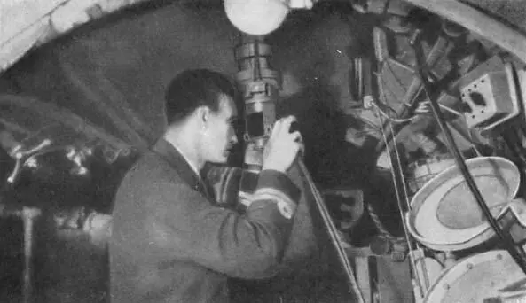 Командир английской сверхмалой подводной лодки XE 3 у перископа Старший - фото 43