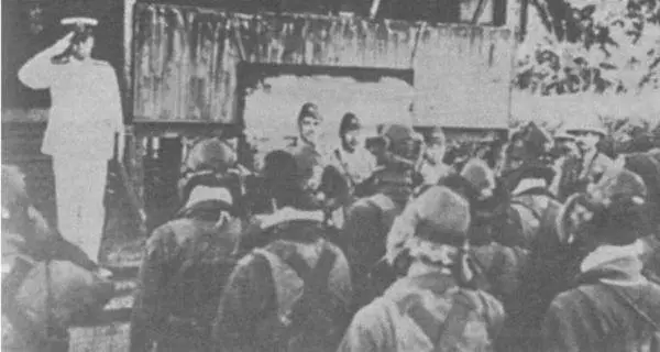 Ямамото провожает летчиков апрель 1943 г Ямамото в Рабауле апрель 1943 г - фото 15
