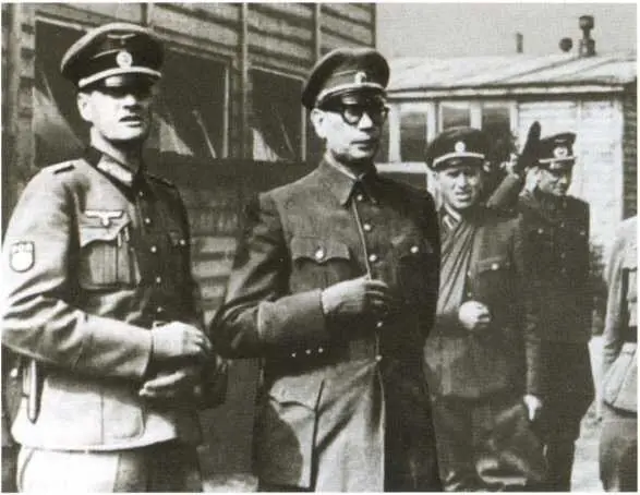 Командующий Русской освободительной армией А Власов в центре Власовцы на - фото 26