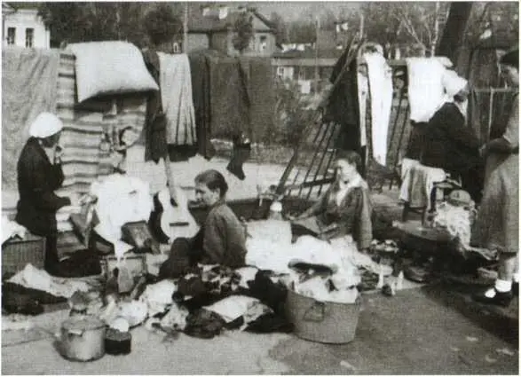 На толкучке в Пскове 1942 г Распределение нарядов Русские женщины на д - фото 68