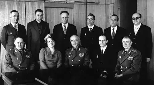 Группа Тихонравова и руководство 50 ЦНИИ КС 1976 г Сидят слева направо - фото 21