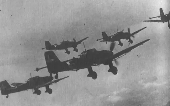 Эскадрилья итальянских Штук по пути к цели во время боев в Греции в 1941 - фото 36