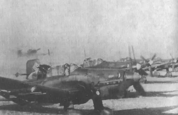 Ju87 на Востонном фронте готовятся к взлету В кабине первого самолета - фото 40