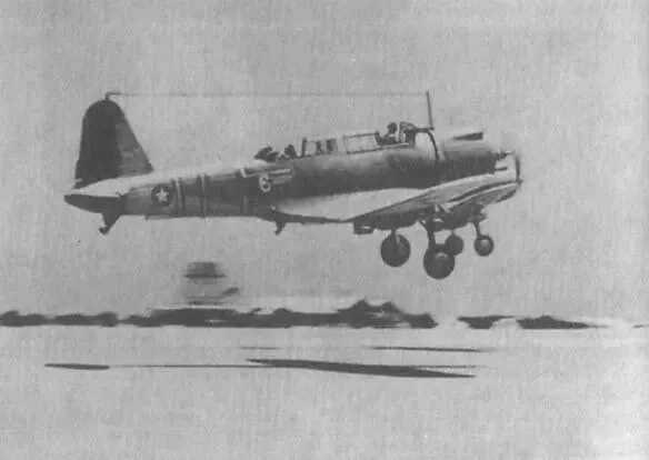 Последний полет Вибраторов Кадр из кинохроники снятой на Мидуэе 4 июня 1942 - фото 44