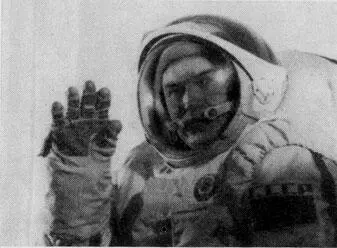 Снова примеряю космическую одежду Мой новый командир Леонид Попов - фото 23